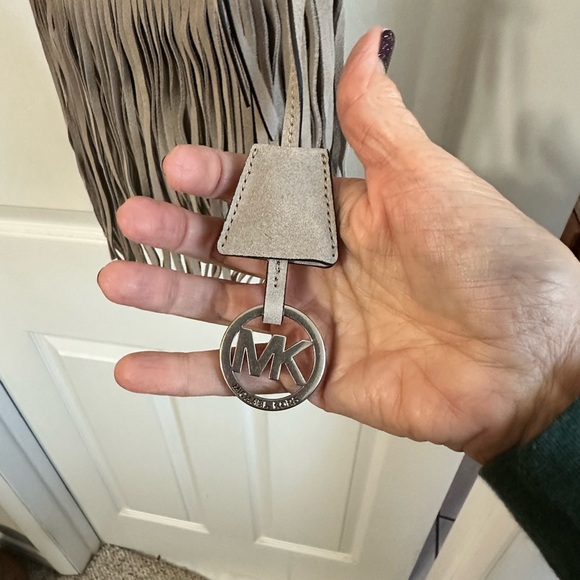 Michael Kors Billy Messenger suede leather bag, like new condition, color cement - Picture 9 of 11